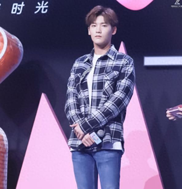 别人是把扣子扣在背包上，邢邵林直接扣在了衣服上，在想八王妃？