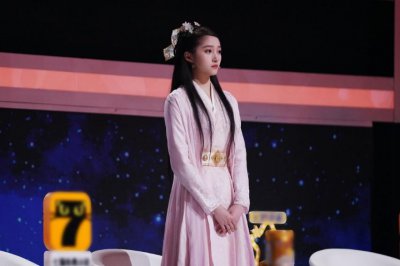 ​关晓彤古装造型绝了！穿红色战衣手持长剑，网友：侠女好美