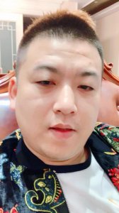 ​李四跟nzbz互动被调侃态度不好，李四调皮的低头道歉求粉丝原谅