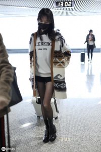 ​郑爽玩起“丝袜诱惑”，这双“吸管腿”仿佛一不小心就会被折断