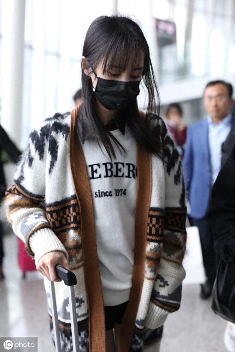 郑爽玩起“丝袜诱惑”，这双“吸管腿”仿佛一不小心就会被折断
