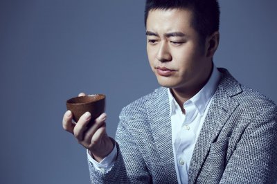 ​王玉宁新春写真曝光 儒雅大叔风范尽显