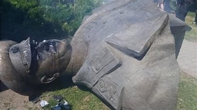 ​朱可夫元帅在乌国的雕像都被推倒，曾经的英雄为何被如此对待？