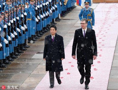 ​当安倍遭遇身高2米塞尔维亚总统 瞬间秒变“小矮人”
