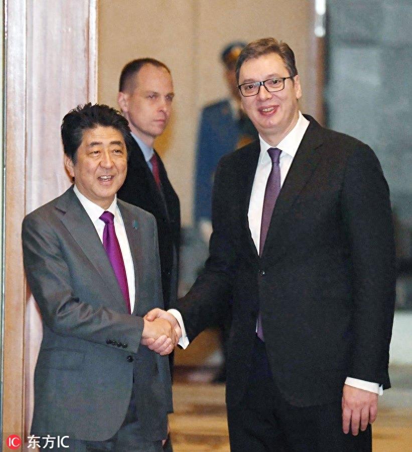 当安倍遭遇身高2米塞尔维亚总统 瞬间秒变“小矮人”