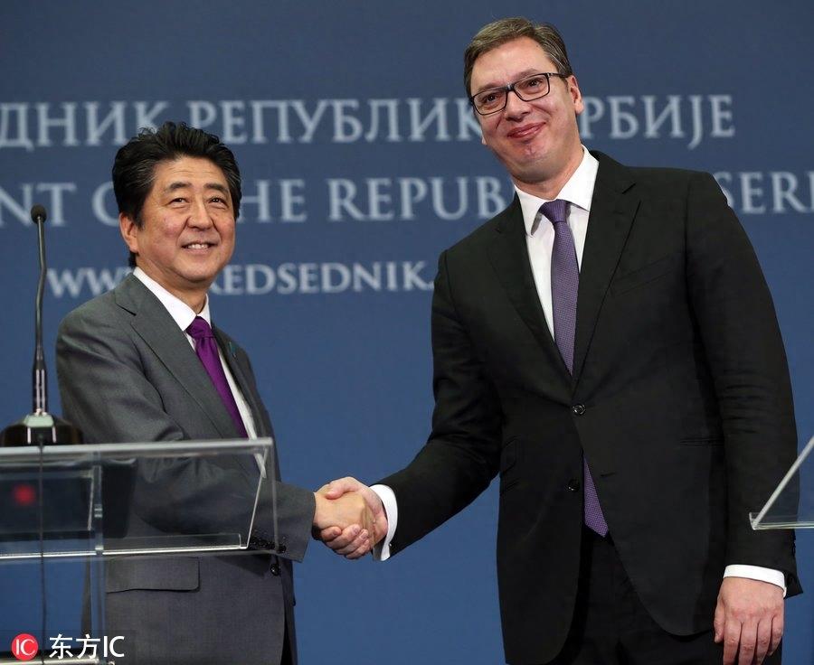 当安倍遭遇身高2米塞尔维亚总统 瞬间秒变“小矮人”