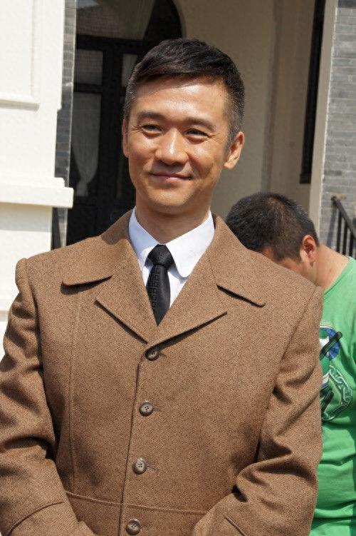 黄志忠，出生于天津市和平区，原天津体工大队青年队篮球运动员，毕业于中央戏剧学院，中国内地男演员