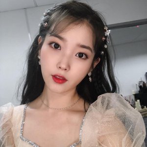 ​IU圈里关系不一般啊！大明星都爱的仙女李知恩！