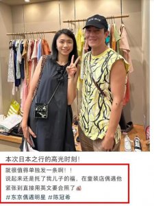 ​陈冠希日本被偶遇，绑蝴蝶结、穿绣花鞋，浑身上下8种颜色引争议
