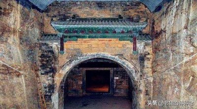 ​老照片：明太祖朱元璋二十三子郢靖王墓考古现场，图5为出土文物