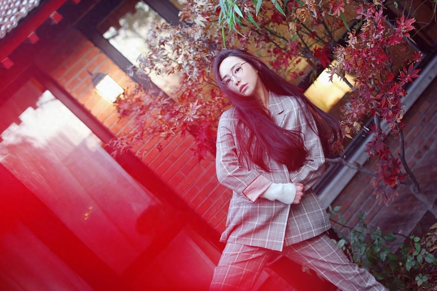 曹梦格大片曝光，一身格子套装干练又温柔，淑女范儿十足