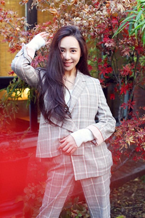 曹梦格大片曝光，一身格子套装干练又温柔，淑女范儿十足