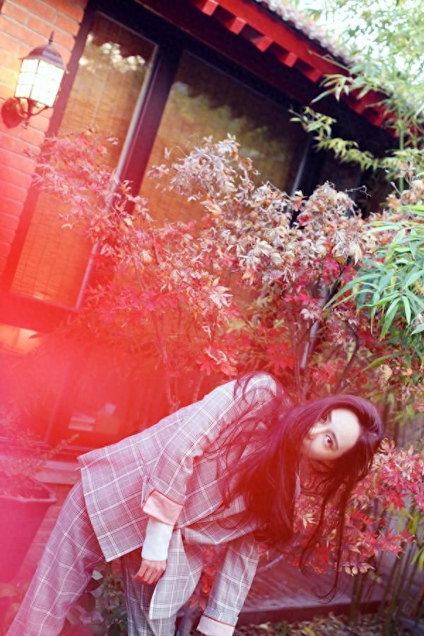 曹梦格大片曝光，一身格子套装干练又温柔，淑女范儿十足