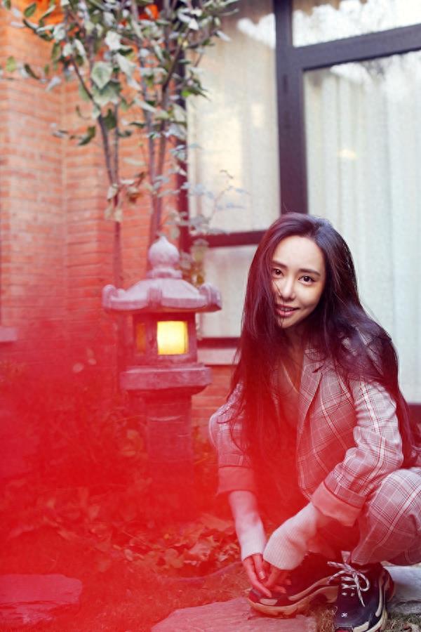 曹梦格大片曝光，一身格子套装干练又温柔，淑女范儿十足
