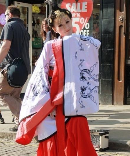 璇玑姑娘穿汉服在英国街头，传播华夏的汉文化