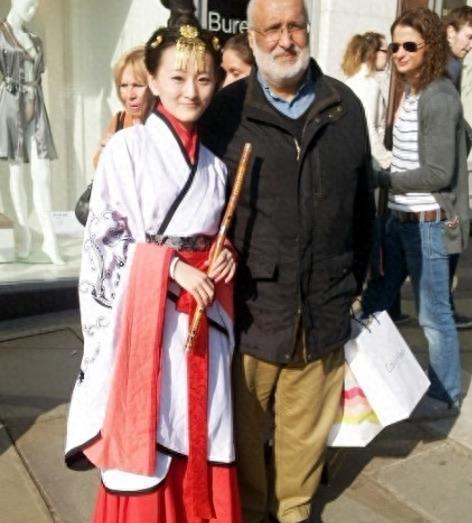 璇玑姑娘穿汉服在英国街头，传播华夏的汉文化