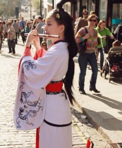 ​璇玑姑娘穿汉服在英国街头，传播华夏的汉文化