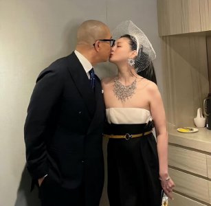 ​大S婚纱照曝光，后背纹身非常有个性，幸福之情溢于言表