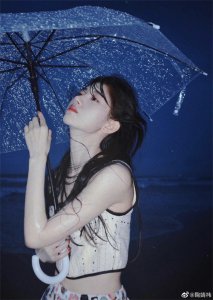 ​四千年美少女鞠婧祎泳池湿发氛围感绝美！出水芙蓉难掩美丽