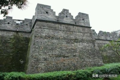 ​最具标志性建筑，有小万里长城之称，国家级文物，广东肇庆宋城墙