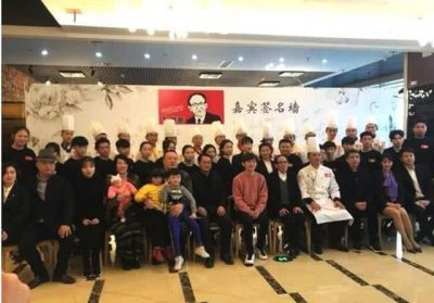 ​何炅全家福首度曝光！富二代身份公开，76岁爸爸是海鲜店老板！