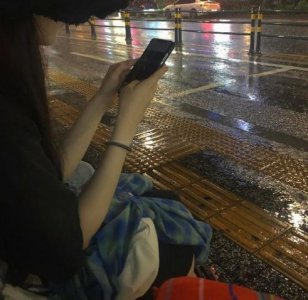 ​年轻多金的IU生活如此朴实，坐公交、等地铁，与张满月完全相反