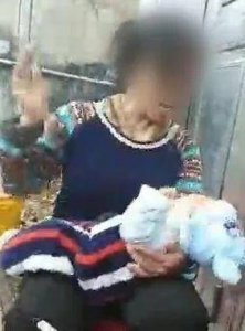 ​女子掌掴婴儿捂住其口鼻，自称想用打孩子刺激丈夫回家