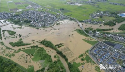 ​日本多地遭遇罕见强降雨 9县45条河流泛滥