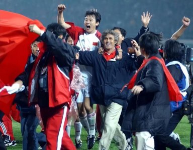 ​前国脚祁宏曾因受贿入狱5年，如今两鬓斑白，47岁仍奔赴足球事业