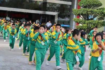 ​广东东莞水霖学校开展“三分钟全疏散”消防演练