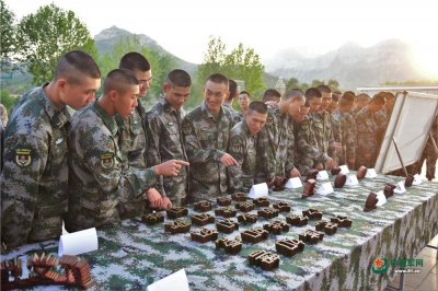 ​赞！看小小弹壳被兵哥哥们“玩”出哪些新花样？