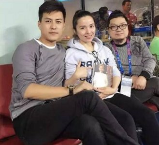 ​41岁靳东全家生活近照，影后妻子素颜美艳水嫩，现带儿子渐隐退