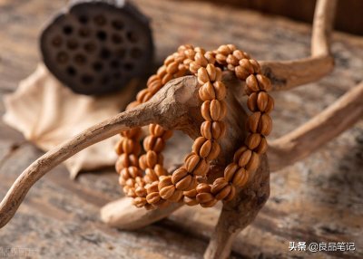 ​新入手山楂籽手串怎么盘玩，紫檀手串怎么鉴别