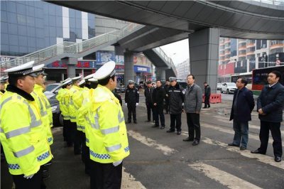 ​周荣峰一行看望春运执勤交警