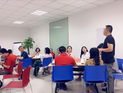 ​副总裁和总经理相比，谁的职位和权力更大？