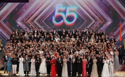 ​tvb老戏骨李家鼎合影站最边，全场穿着最简单，低头不笑让人心酸