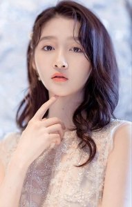 ​关晓彤穿“银丝”拍写真，当她站在窗边侧身的一刻，这身材绝了！