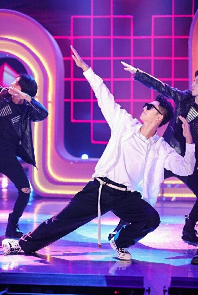 3月14日晚《快本》，黄景瑜活力满分超帅舞蹈