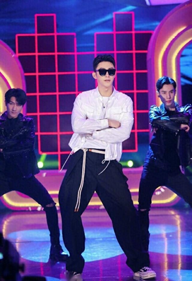 3月14日晚《快本》，黄景瑜活力满分超帅舞蹈