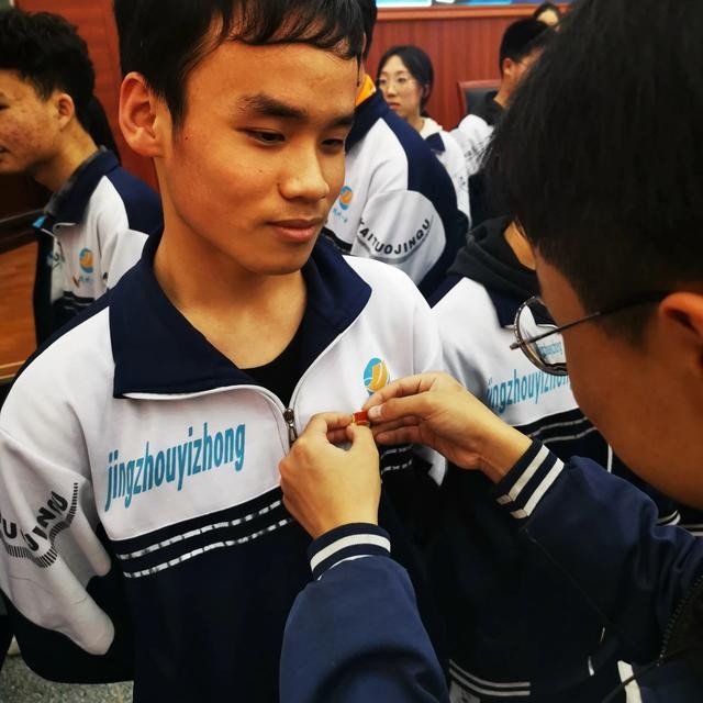 校园新团员入团仪式（凝聚青春挥扬团旗）(5)