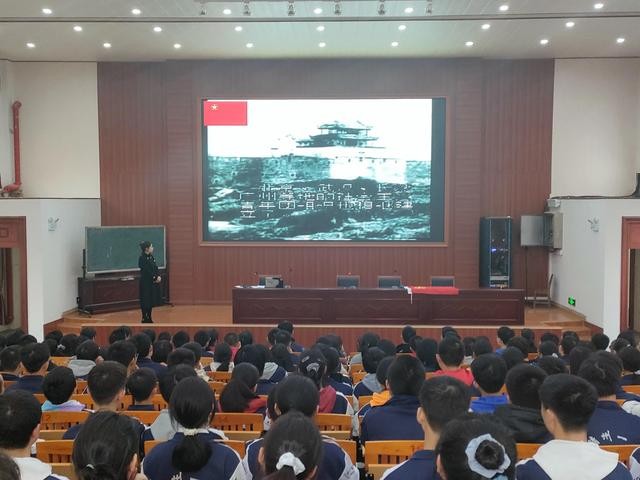 校园新团员入团仪式（凝聚青春挥扬团旗）(14)