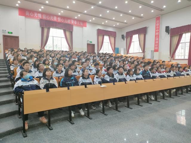校园新团员入团仪式（凝聚青春挥扬团旗）(15)