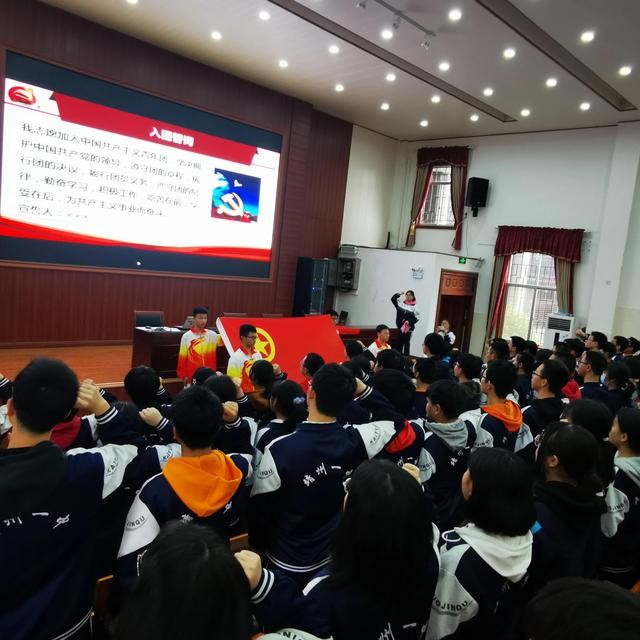 校园新团员入团仪式（凝聚青春挥扬团旗）(6)