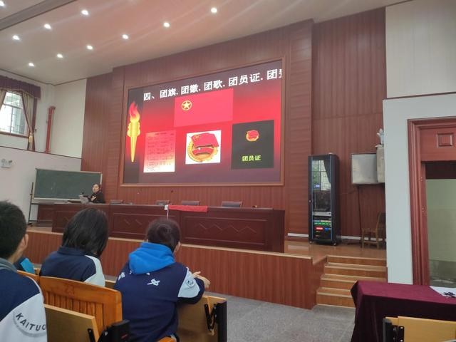校园新团员入团仪式（凝聚青春挥扬团旗）(12)