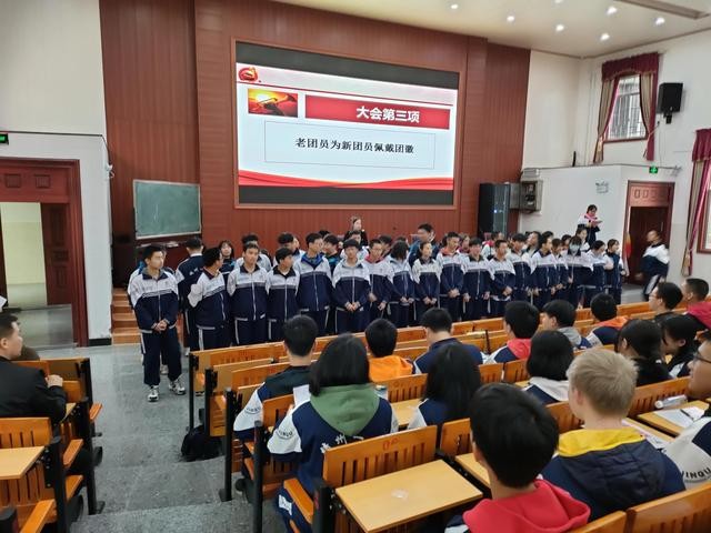校园新团员入团仪式（凝聚青春挥扬团旗）(4)