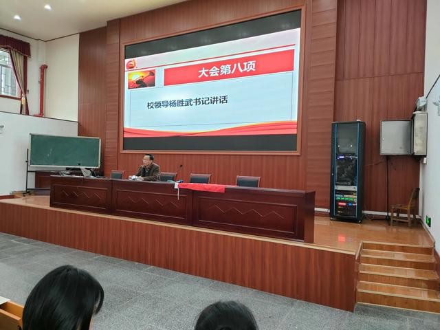校园新团员入团仪式（凝聚青春挥扬团旗）(10)