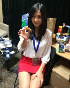 ​小苍微博晒自拍，35岁仍少女感十足！坦言刚通宵录完GodLie太拼了