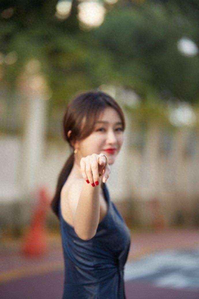 秦岚拍写真秀神仙锁骨 气质恬静优雅美到犯规