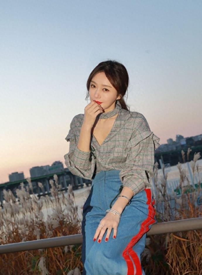 秦岚拍写真秀神仙锁骨 气质恬静优雅美到犯规