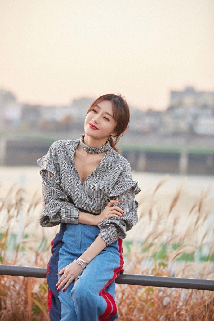 秦岚拍写真秀神仙锁骨 气质恬静优雅美到犯规